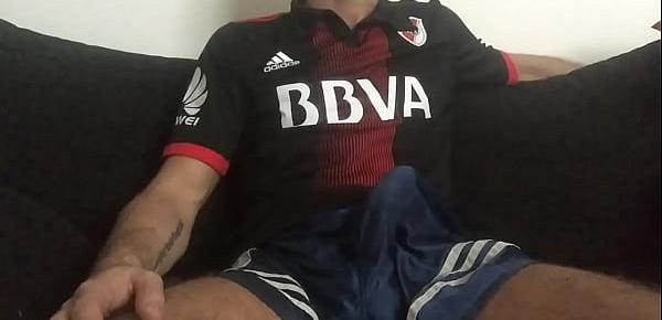  Al palo en shorts y camisa de river